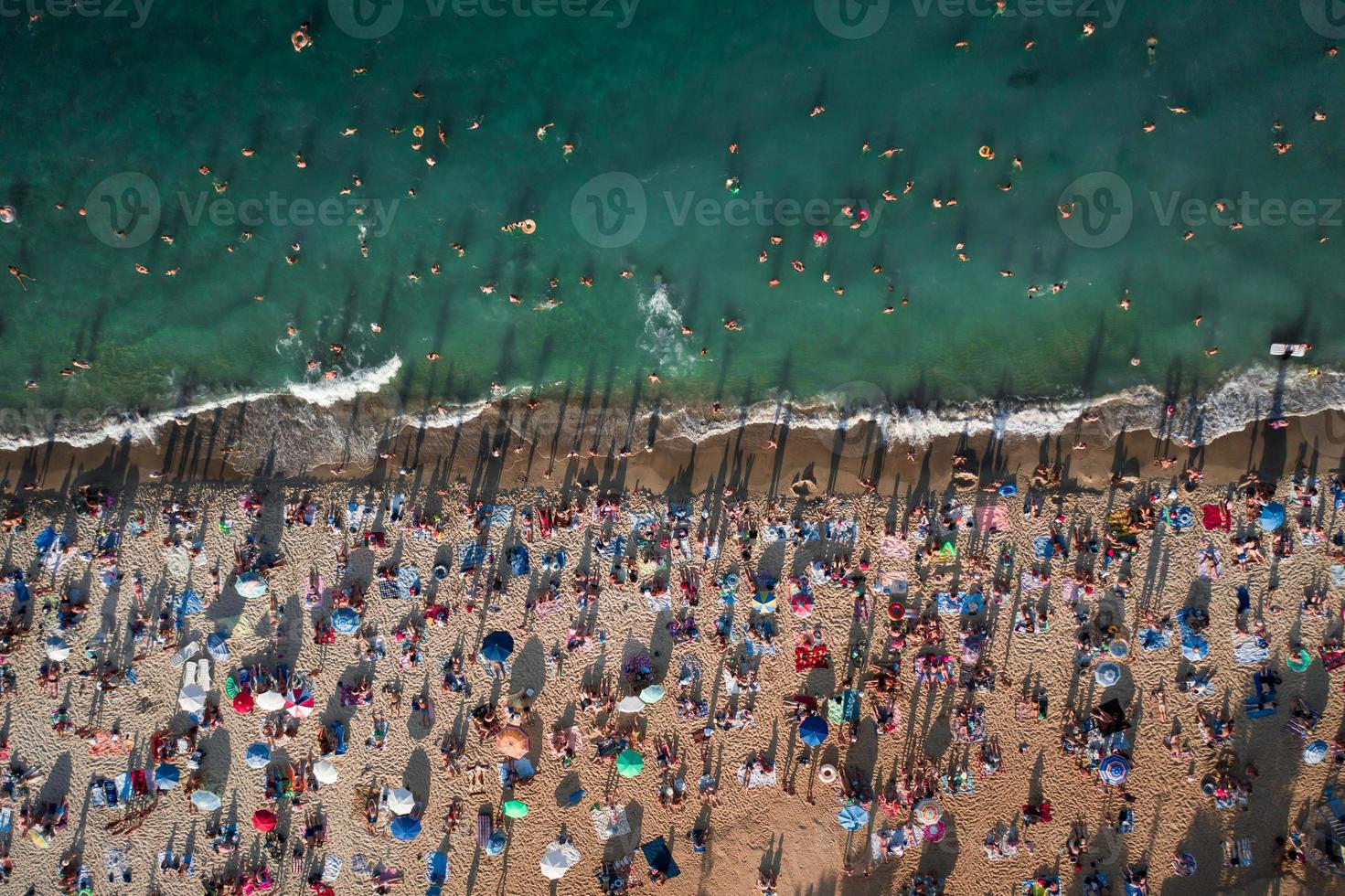 antenne visie van menigte van mensen Aan de strand foto