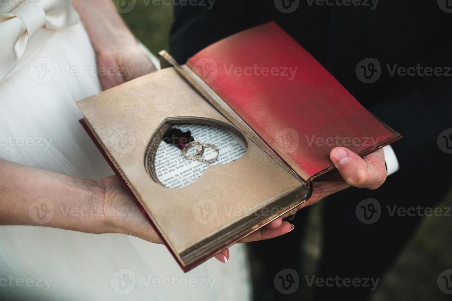 charmant wijnoogst boek met handgemaakt hart in welke liggen de ring. foto