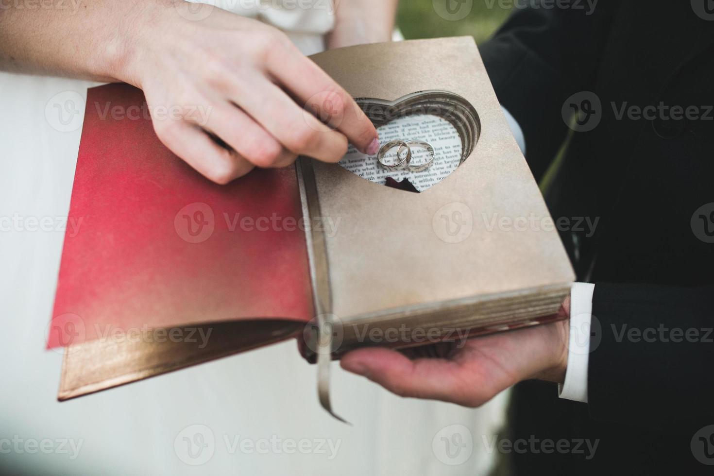 charmant wijnoogst boek met handgemaakt hart in welke liggen de ring. foto