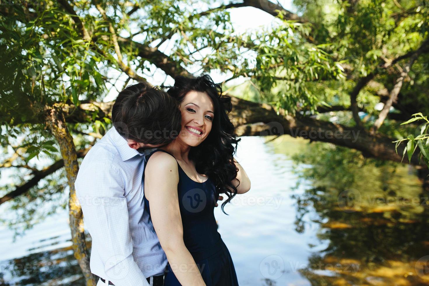 man en vrouw aan het meer foto