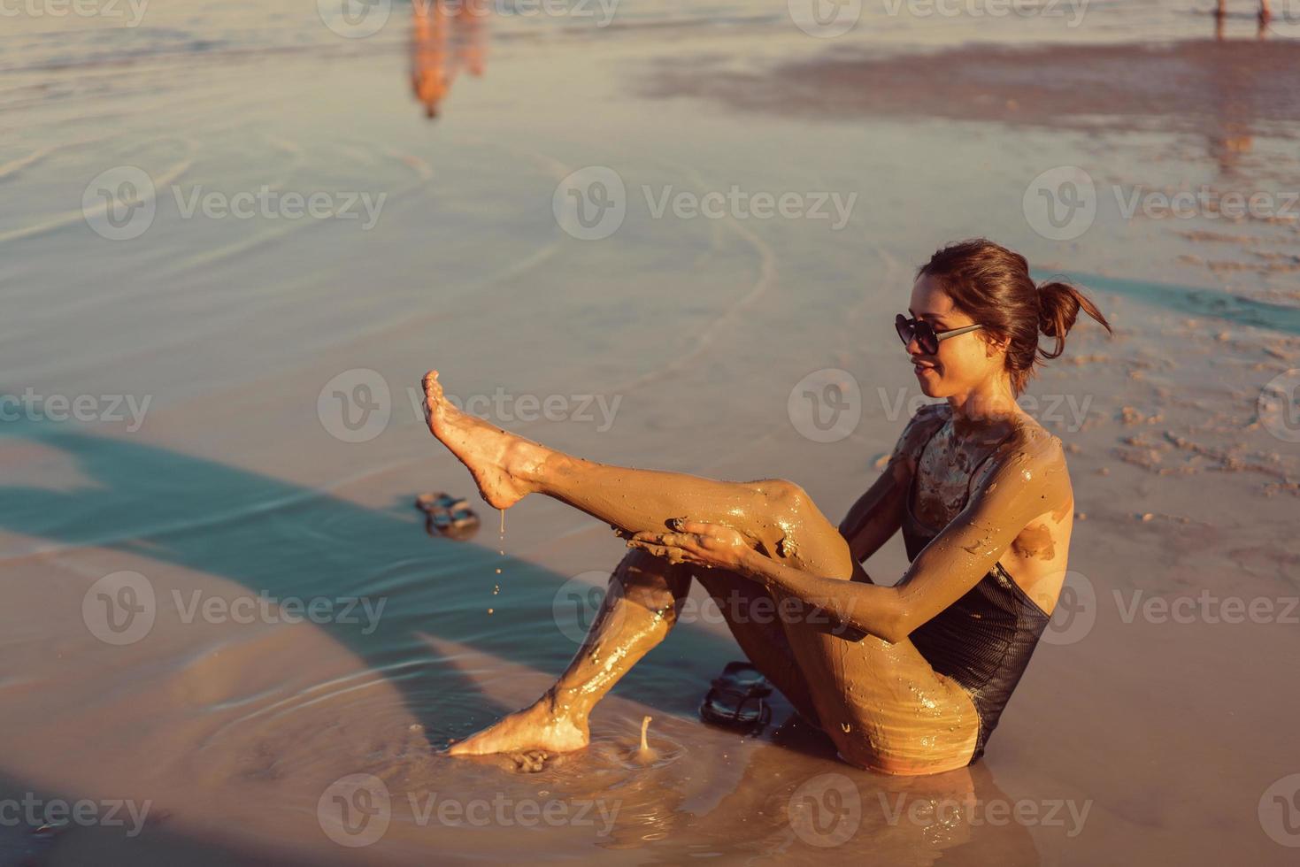 een jong vrouw genieten van de natuurlijk mineraal modder foto