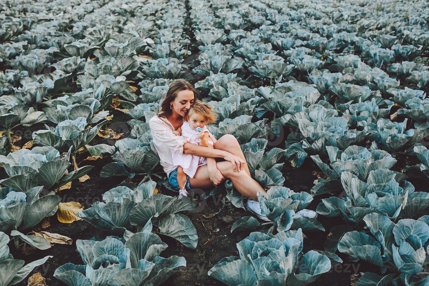 moeder en dochter op het veld met kool foto