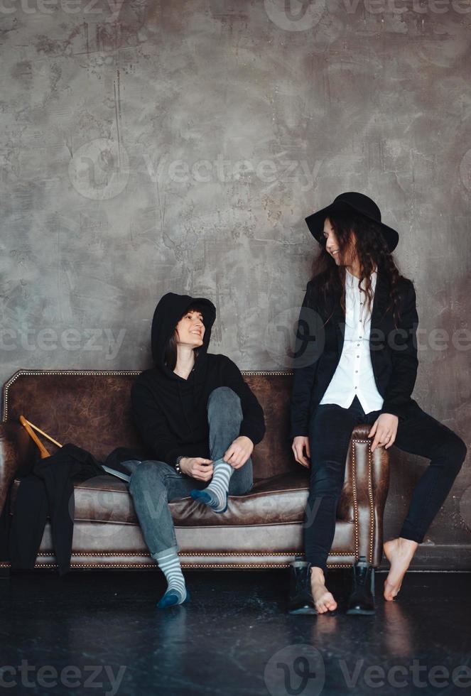 twee hipster meisjes poseren voor de camera foto