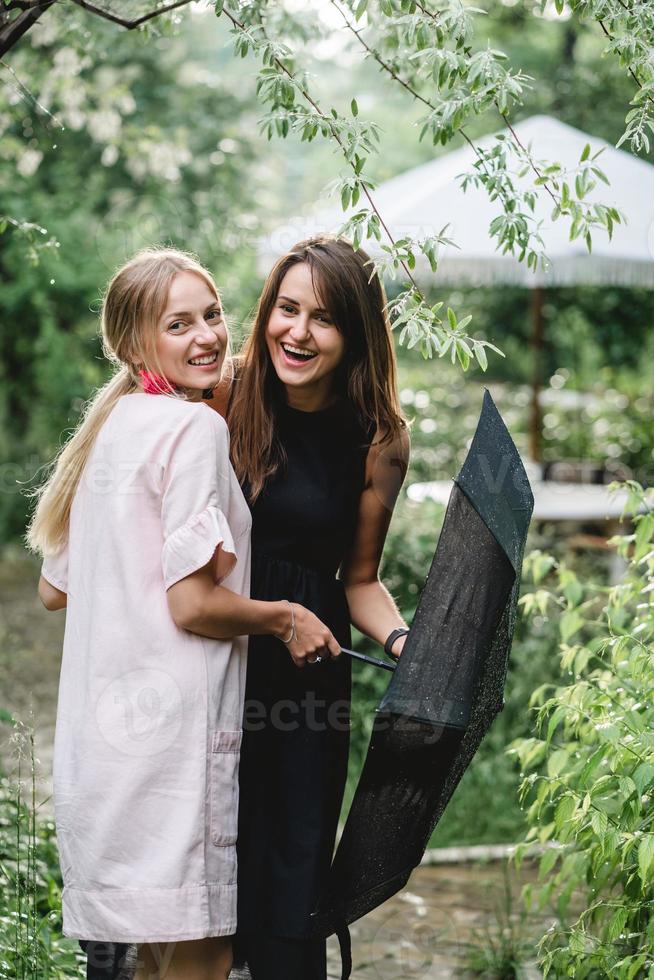 twee meisjes in een zomer park foto