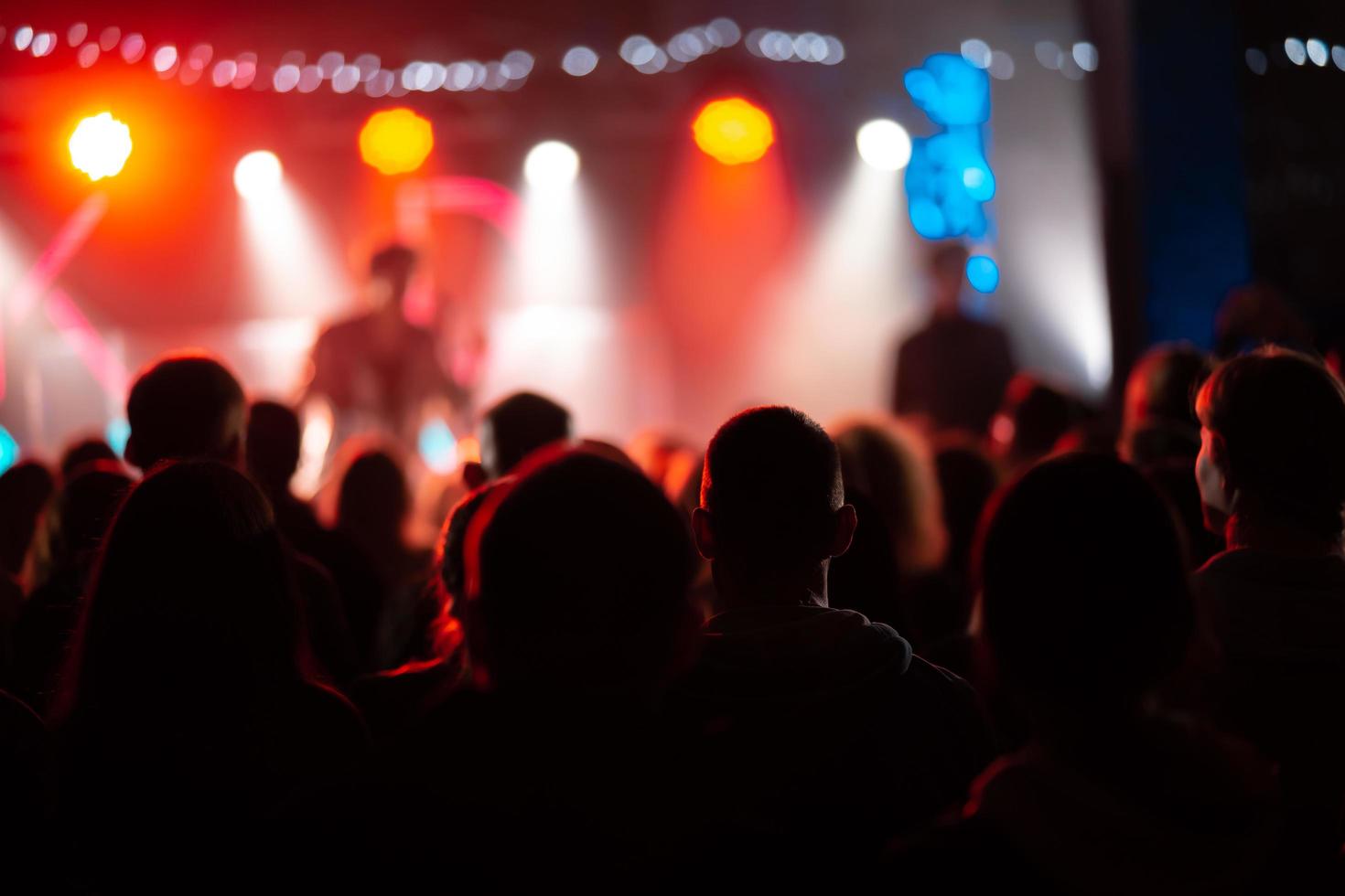 foto van veel mensen genieten van rots concert in nachtclub