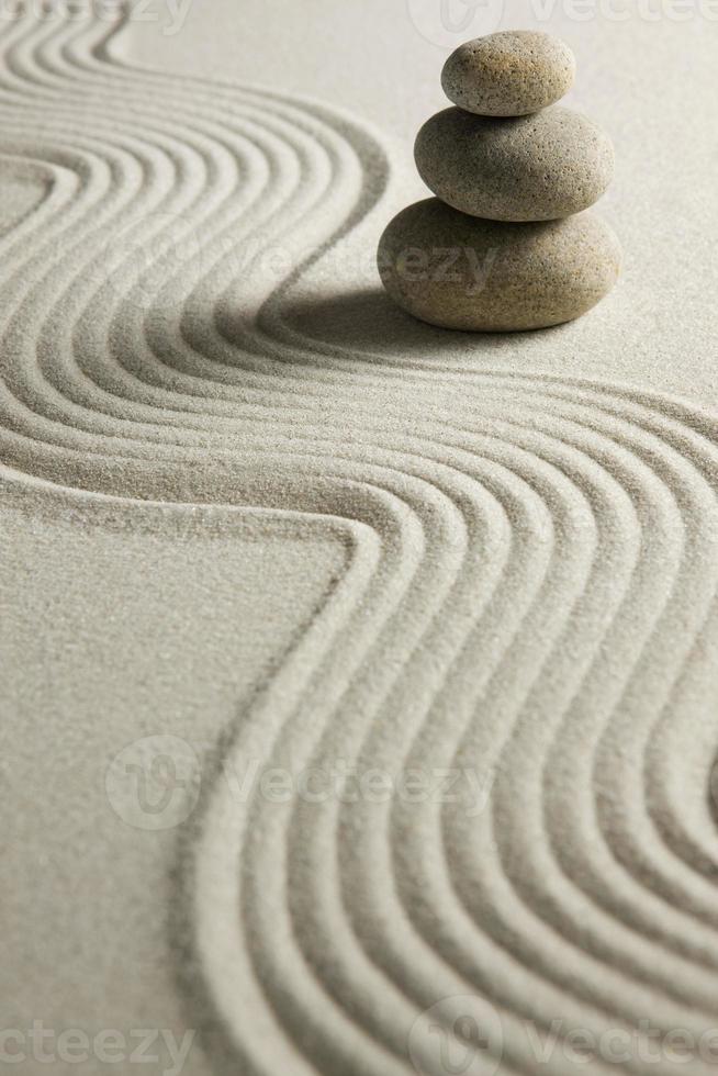 stapel stenen op geharkt zand foto