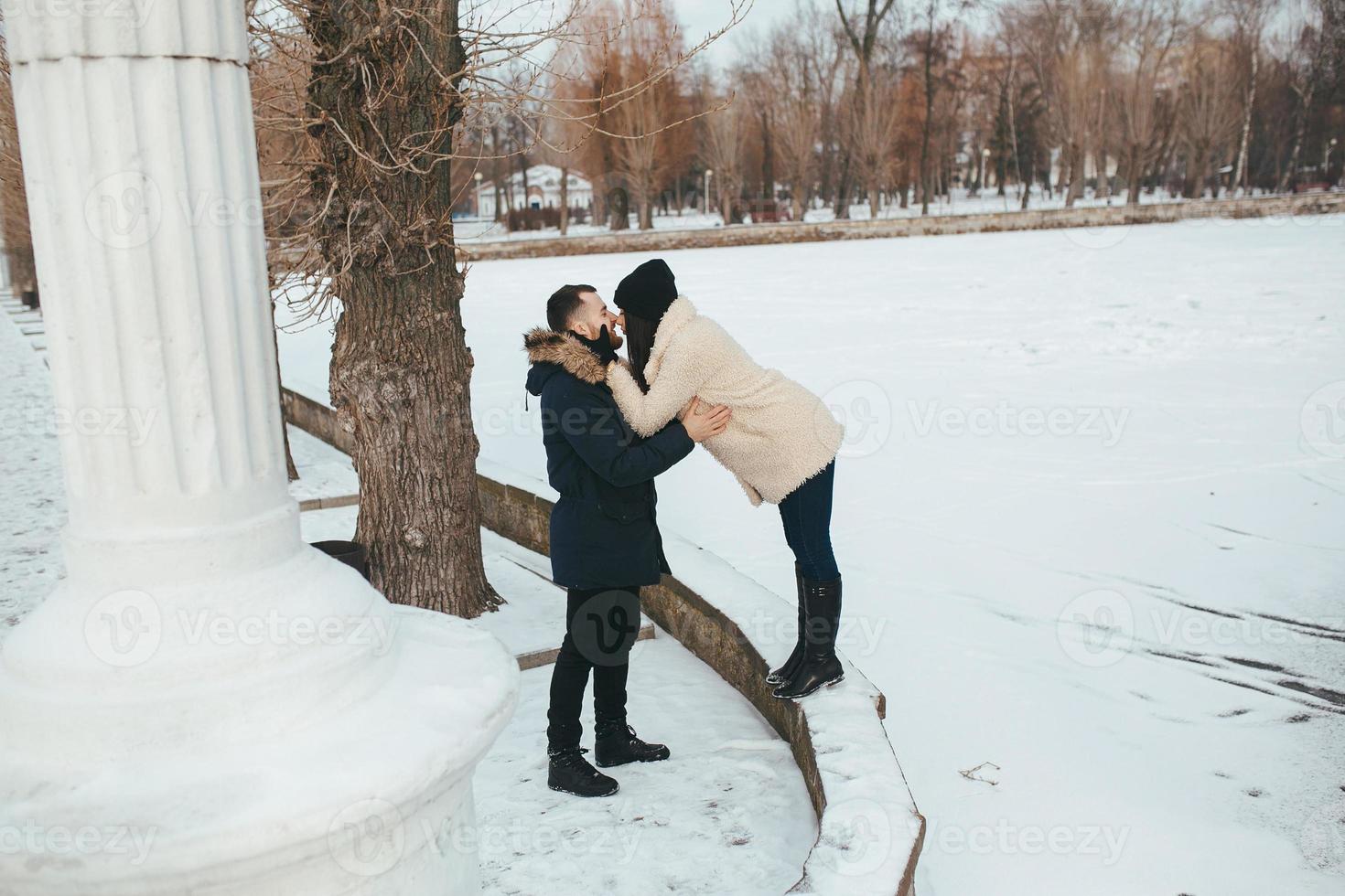 Mens en vrouw kus foto