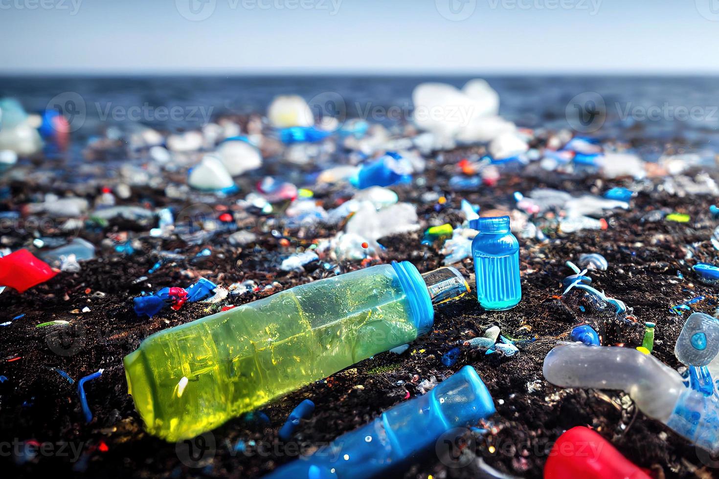 probleem plastic flessen en microplastics drijvend in de oceaan. foto