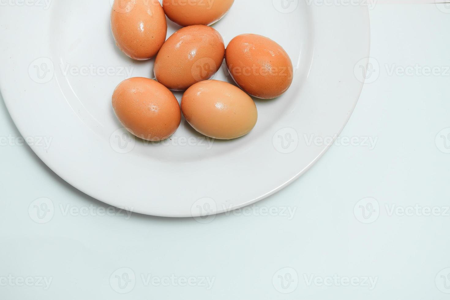 geïsoleerd klein groep van eieren foto