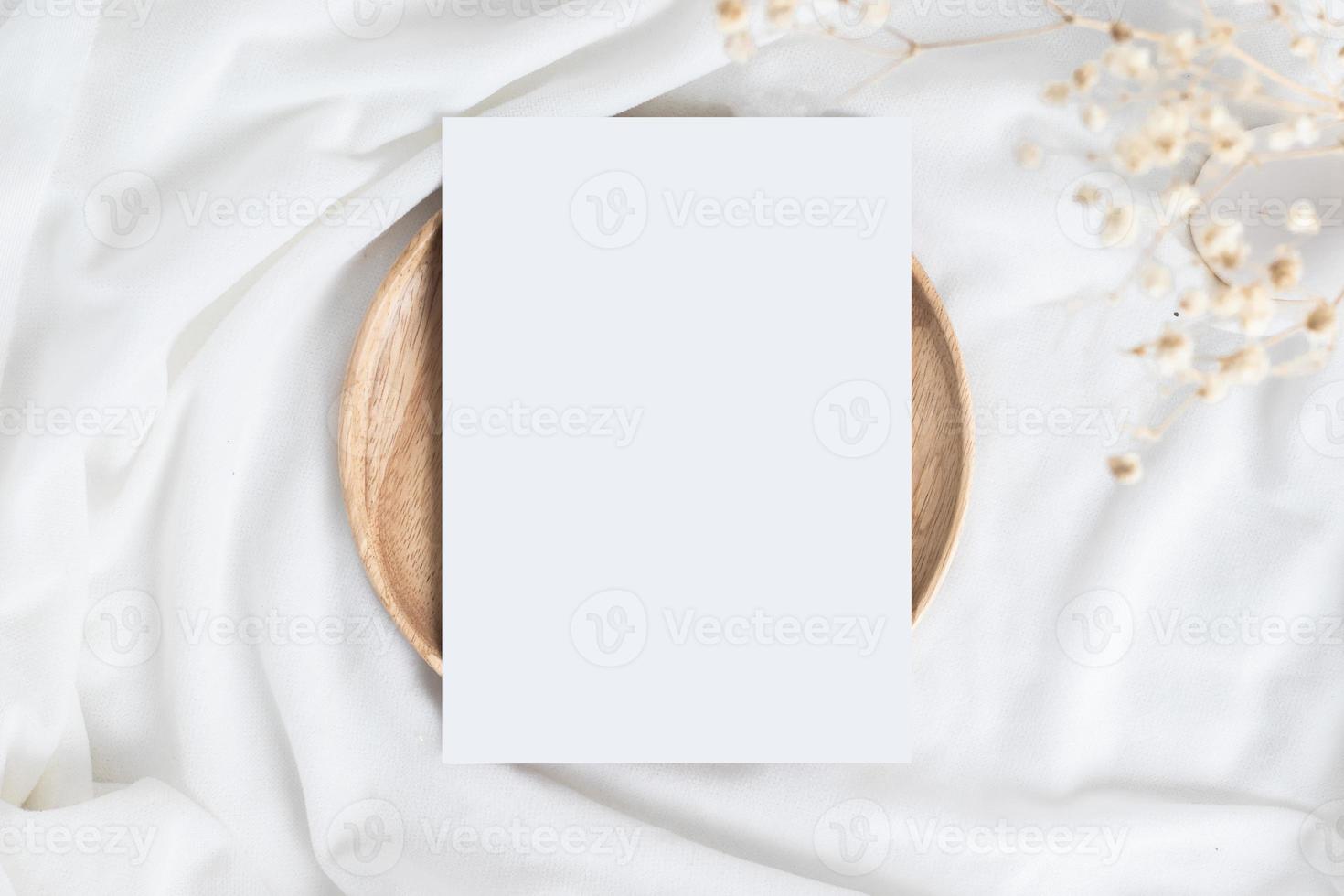 een tafel met katoen bloemen en hout bord of dienblad en blanco kaart. foto