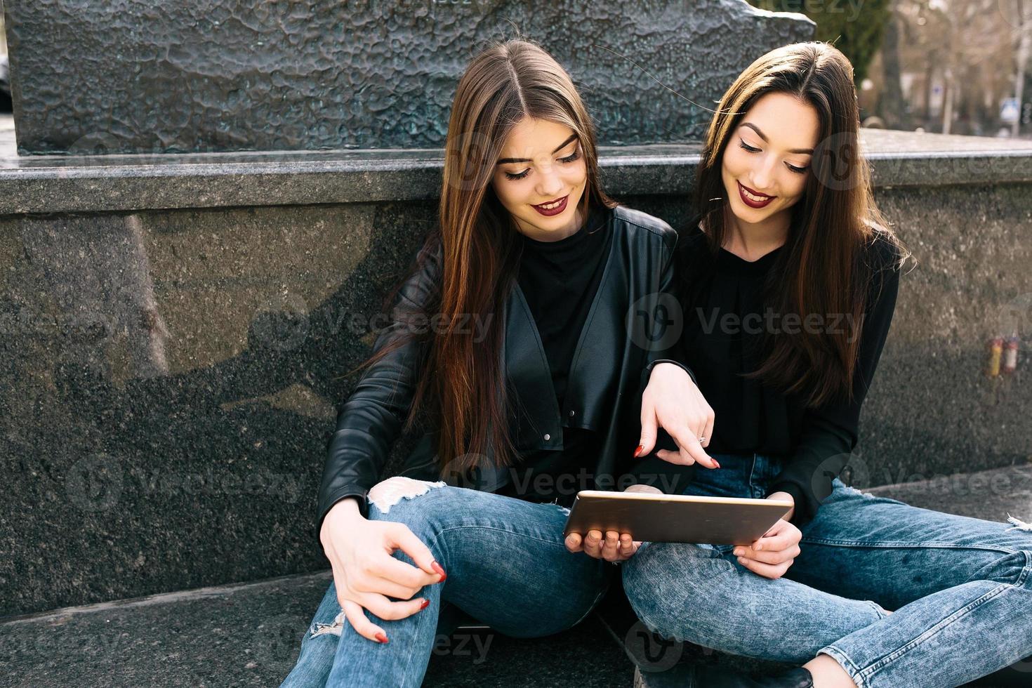 twee jong volwassen meisjes foto