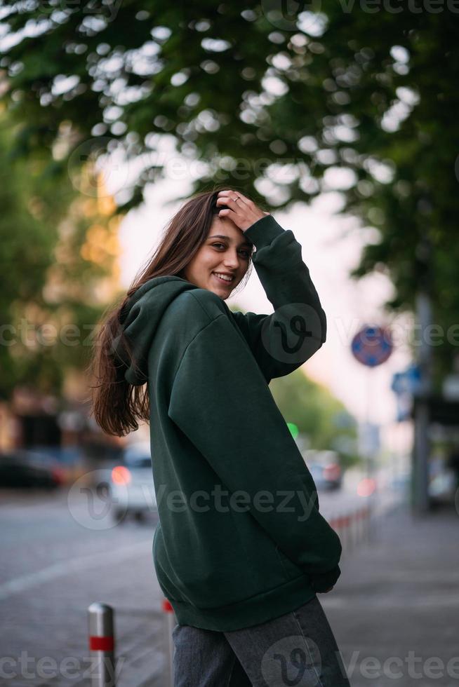 portret van schattig meisje met lang haar- looks Bij de camera foto