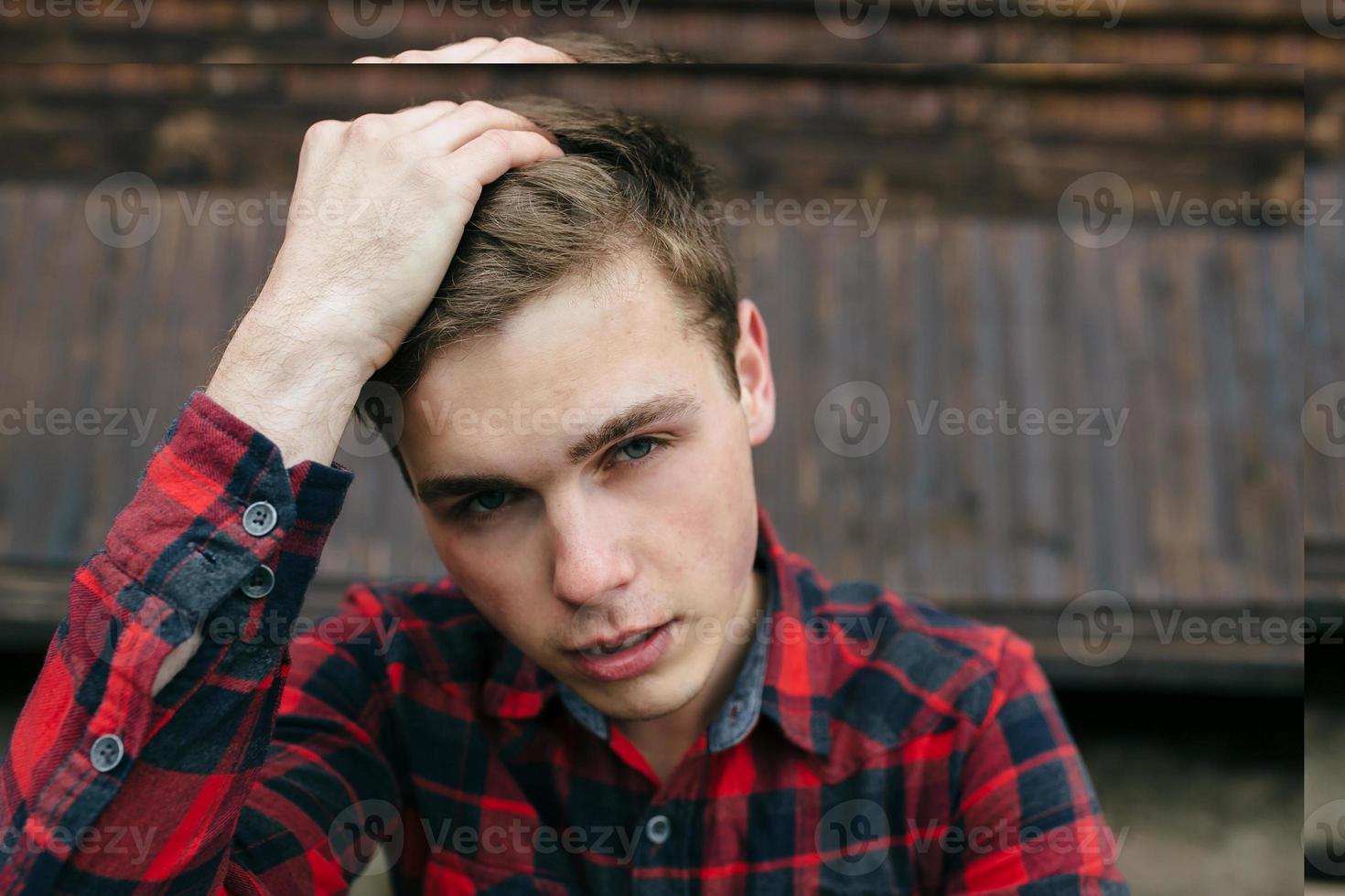 gebaard Mens in een plaid overhemd foto