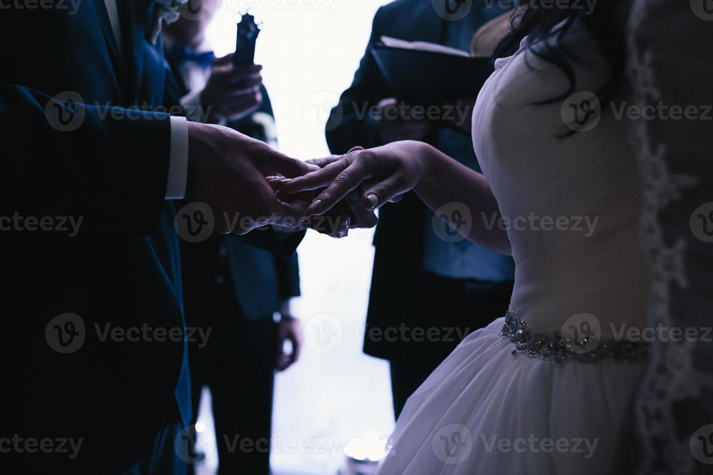 bruidegom draagt de ring bruid foto
