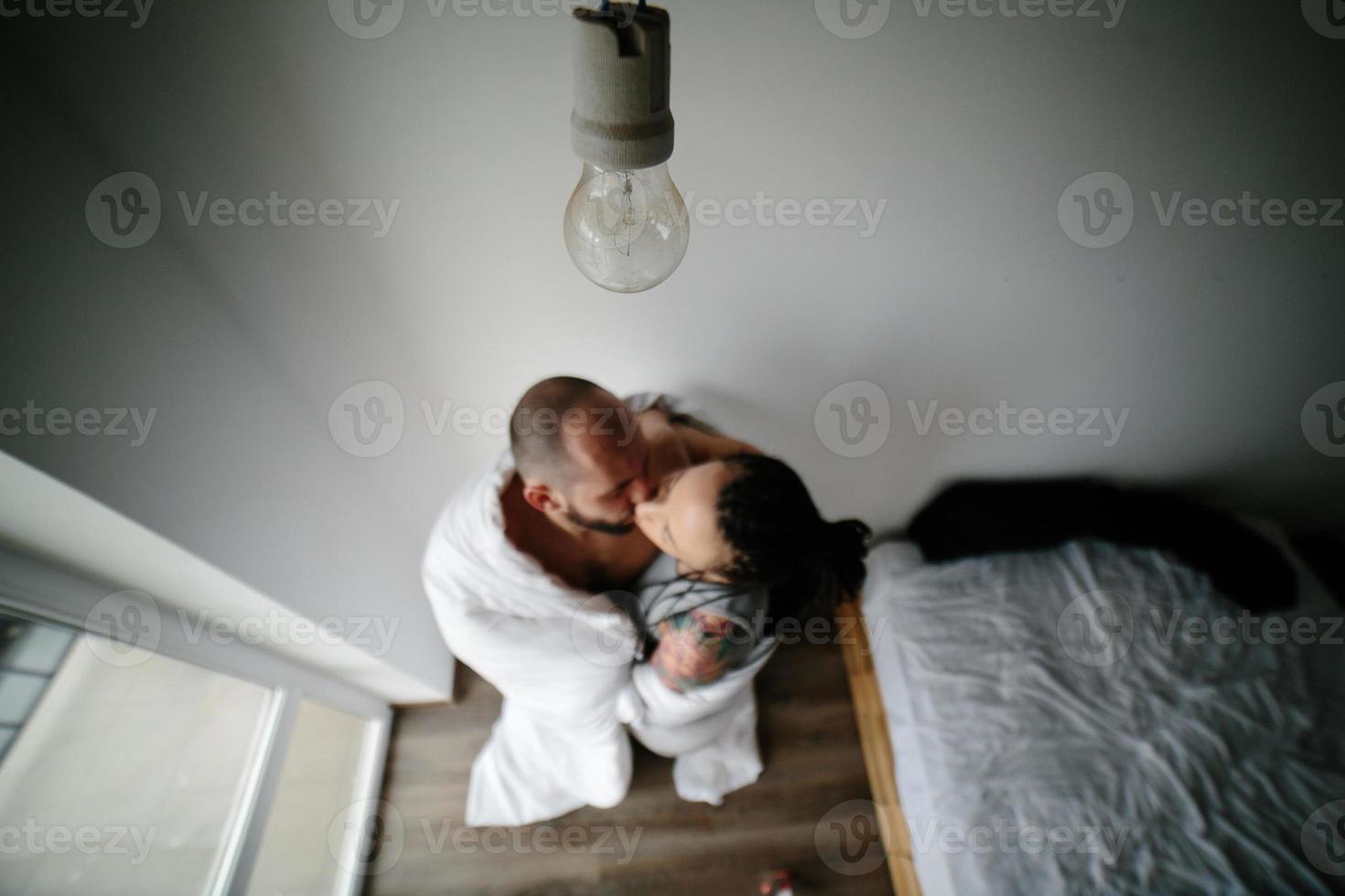 Mens en vrouw in de slaapkamer foto