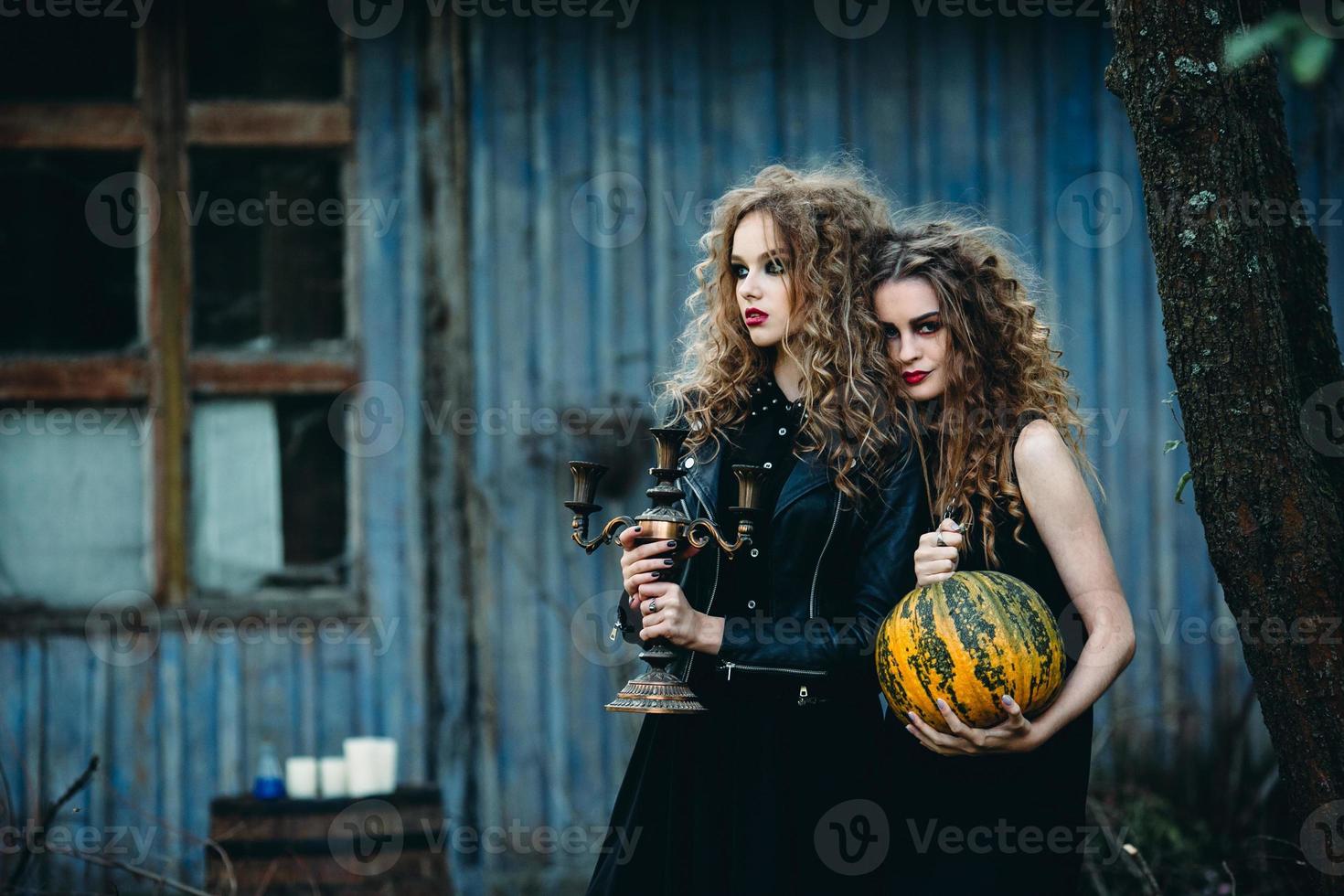 twee vintage vrouwen als heksen foto