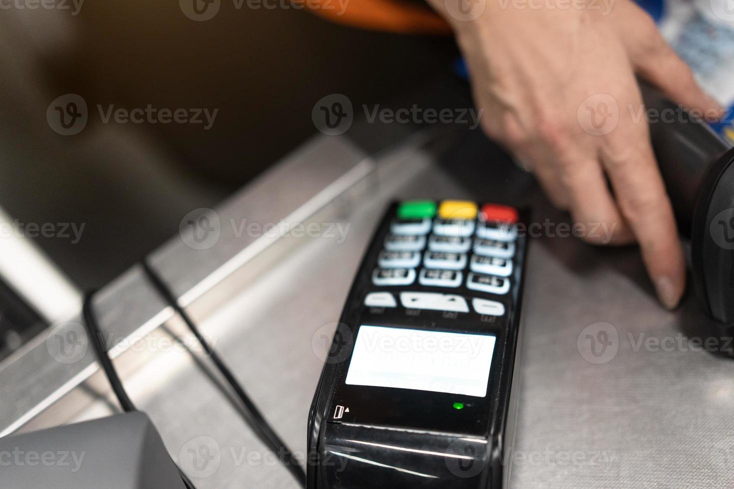 pos terminal in de winkel. klaar voor werk foto