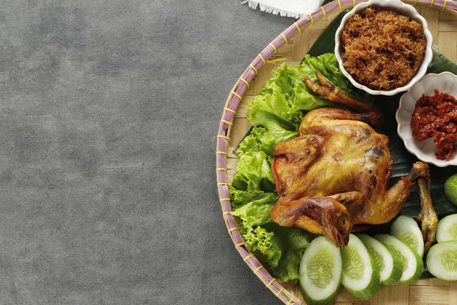 ayam ingkung goreng of bakakak hayam, gefrituurde hele kip foto