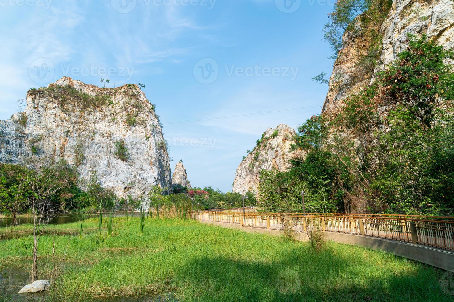 khao gnu stenen park in thailand foto