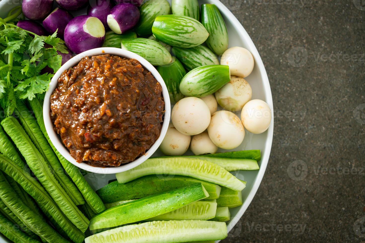 gefermenteerde vis chili pasta met verse groenten foto