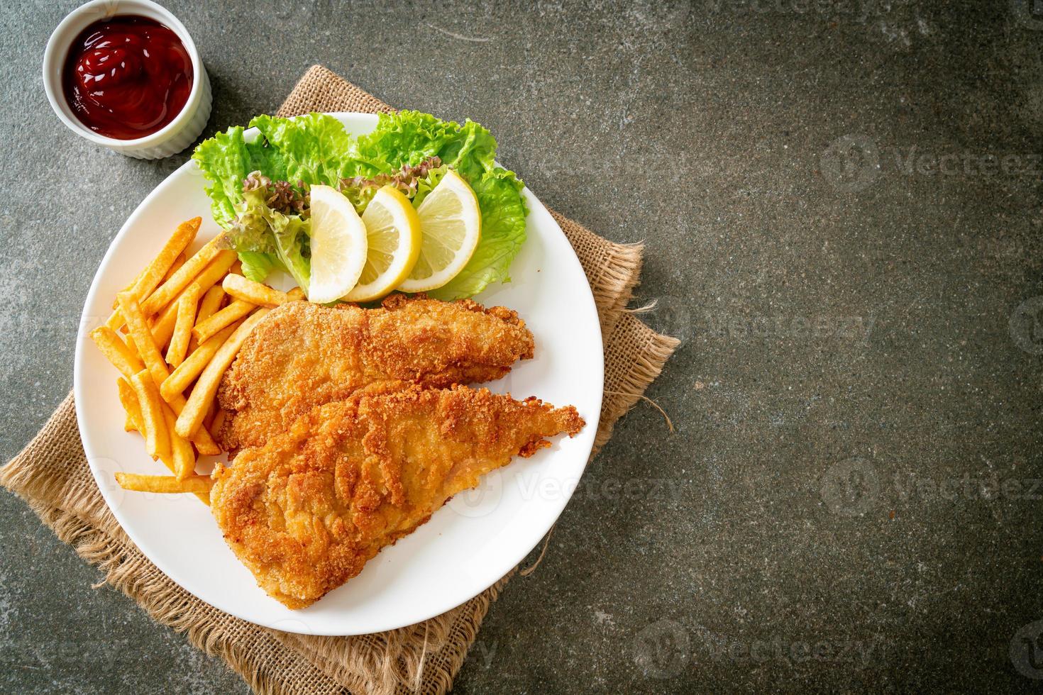 huisgemaakte gepaneerde weiner schnitzel met chips foto