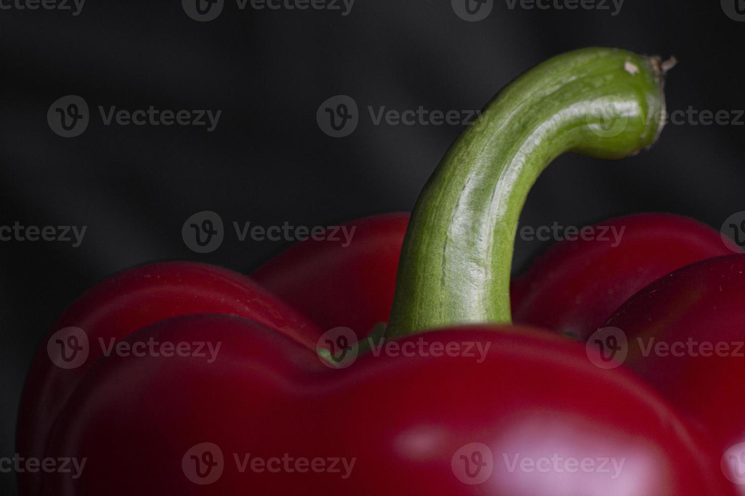 vers rood zoet Bulgaars peper geïsoleerd Aan zwart achtergrond foto