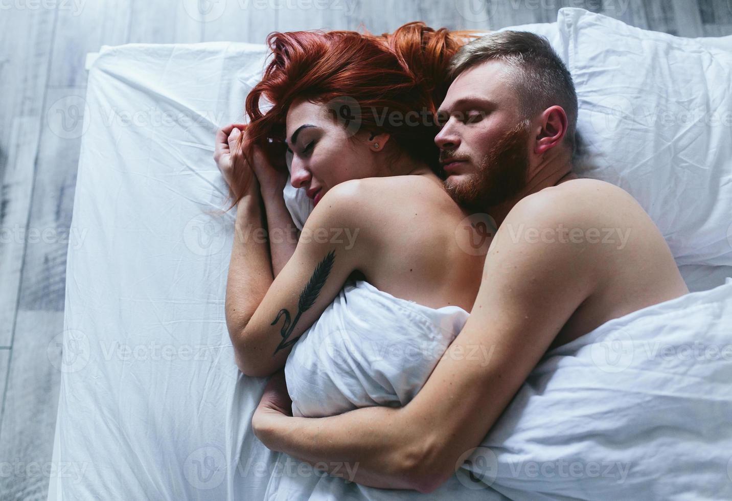 jong paar in bed samen foto