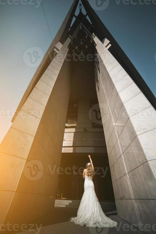 mooi bruid poseren tegen de backdrop van een Europese stad foto