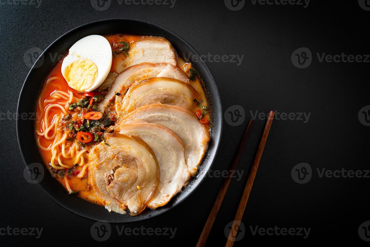 ramen noodles pittige tomyum soep met geroosterd varkensvlees foto