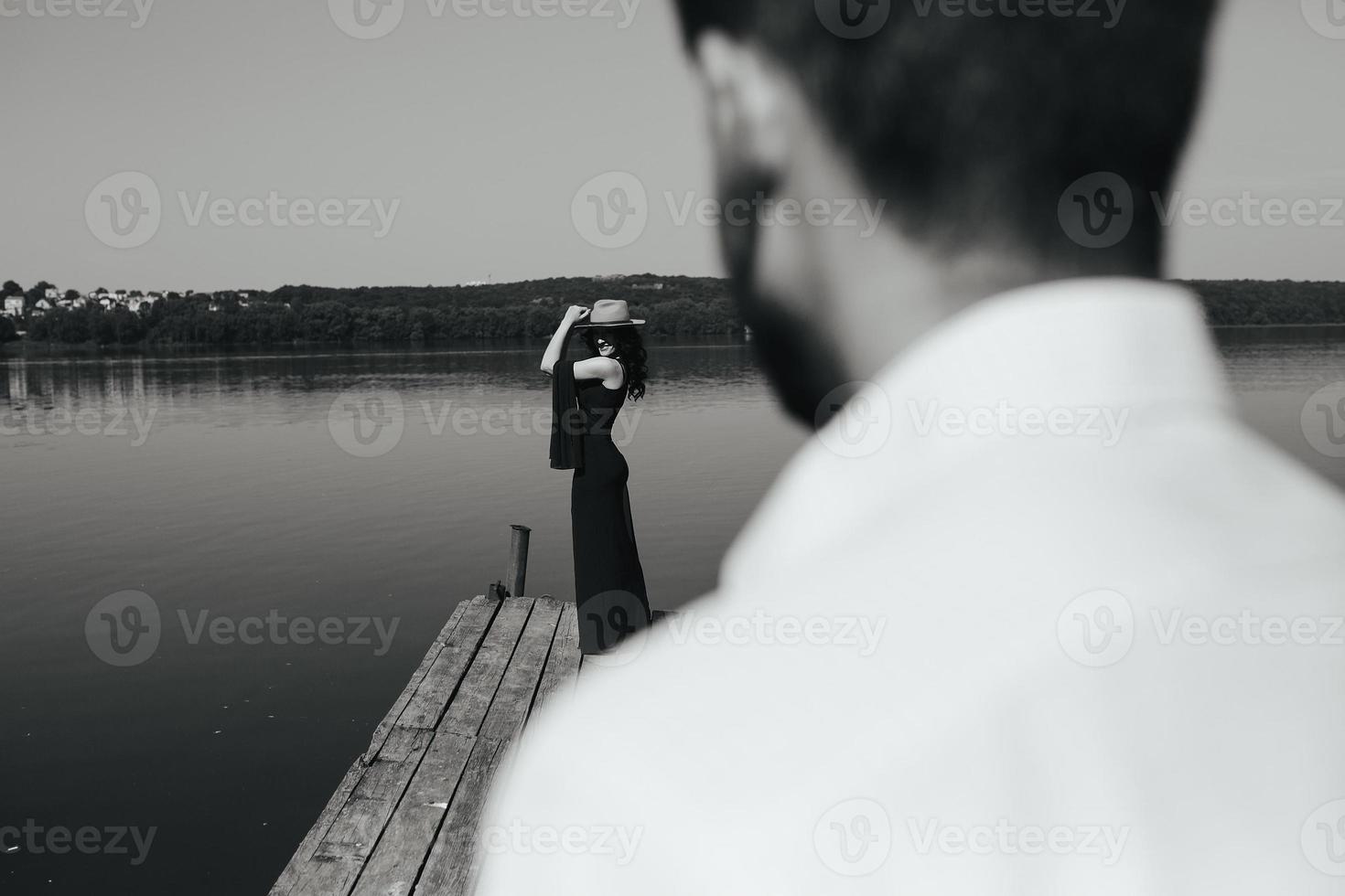 paar besteedt tijd Aan de houten pier foto