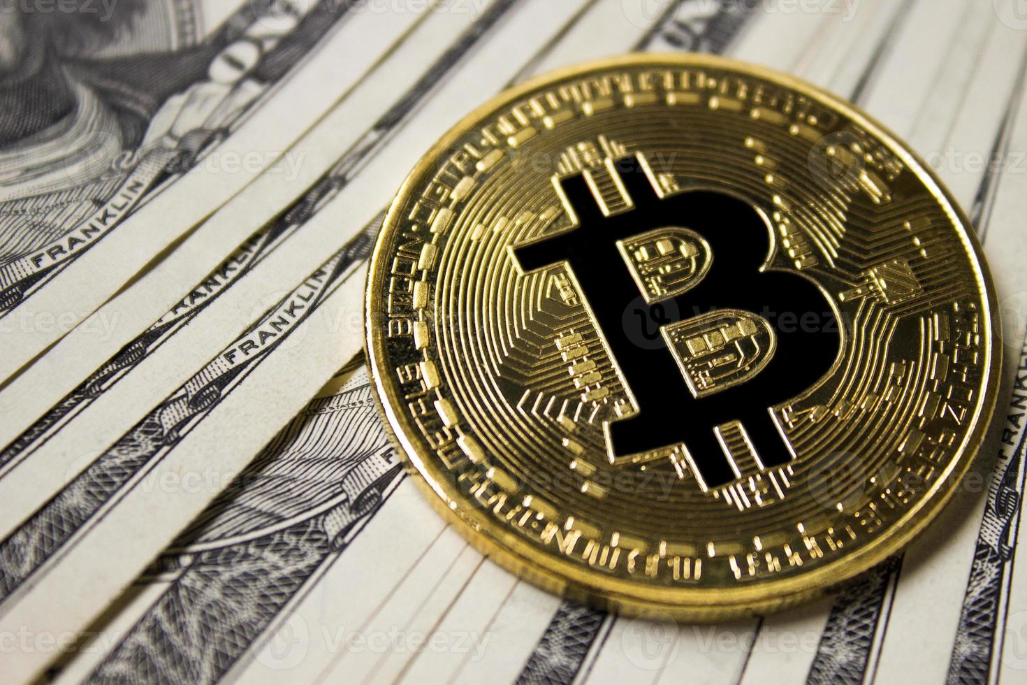 cryptogeld bitcoin munt Aan achtergrond met dollar. foto