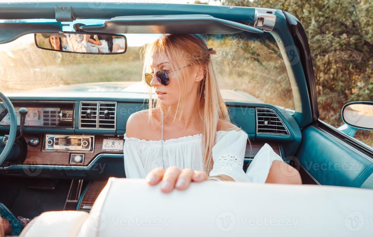 meisje poseren in een converteerbaar foto