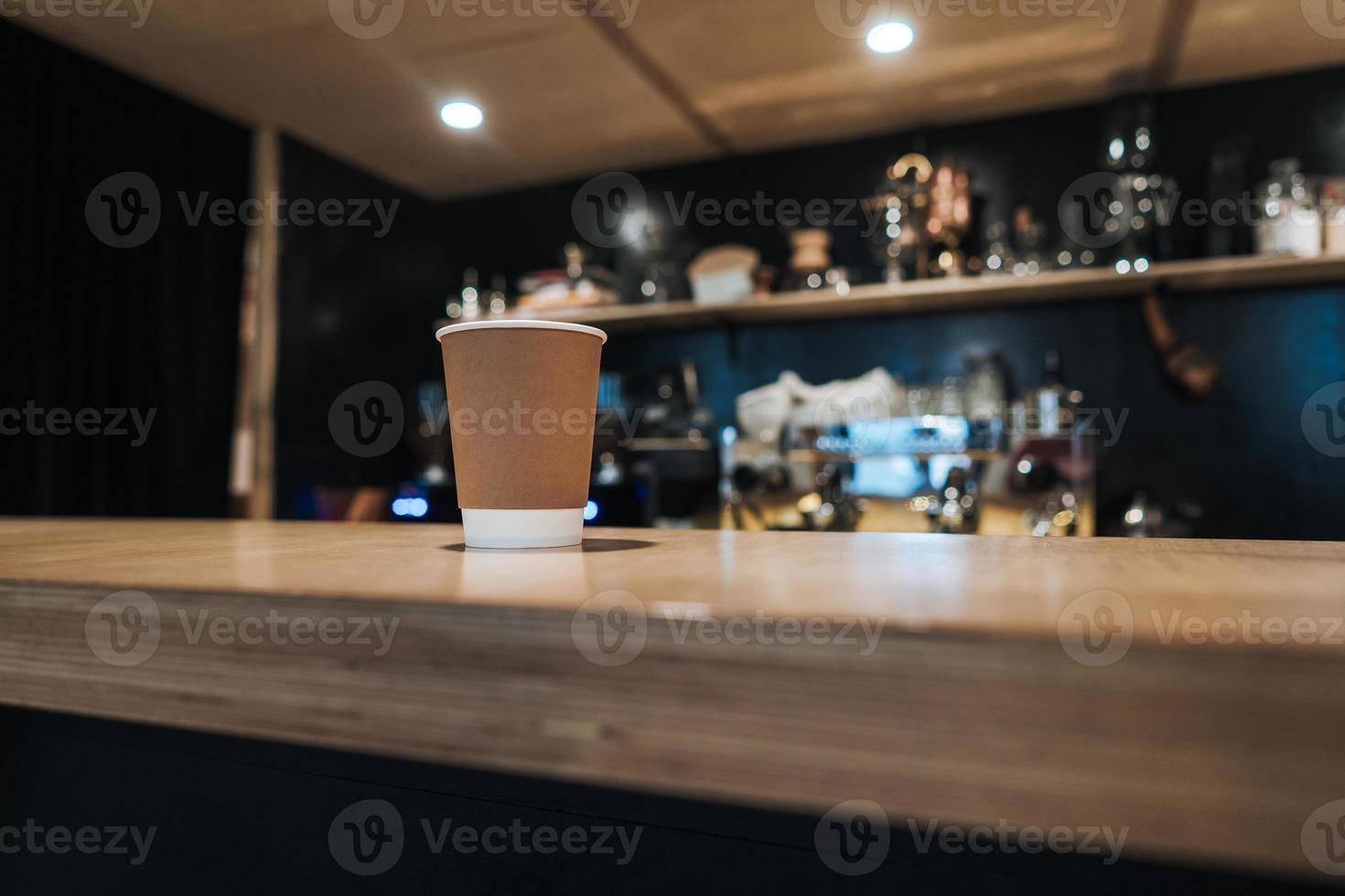 papier kop Aan rustiek houten tafel foto