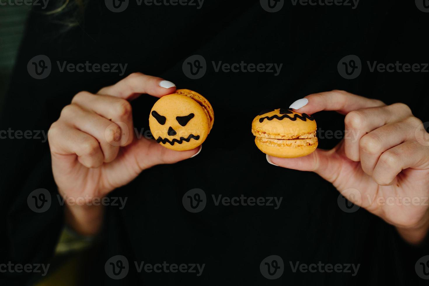 vrouw Holding een biscuit voor halloween foto