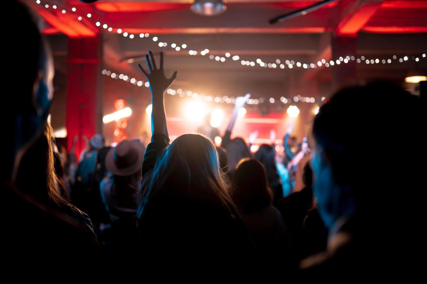 foto van veel mensen genieten van rots concert in nachtclub