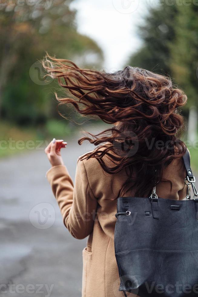 meisje wandelen Bij pad in de park foto