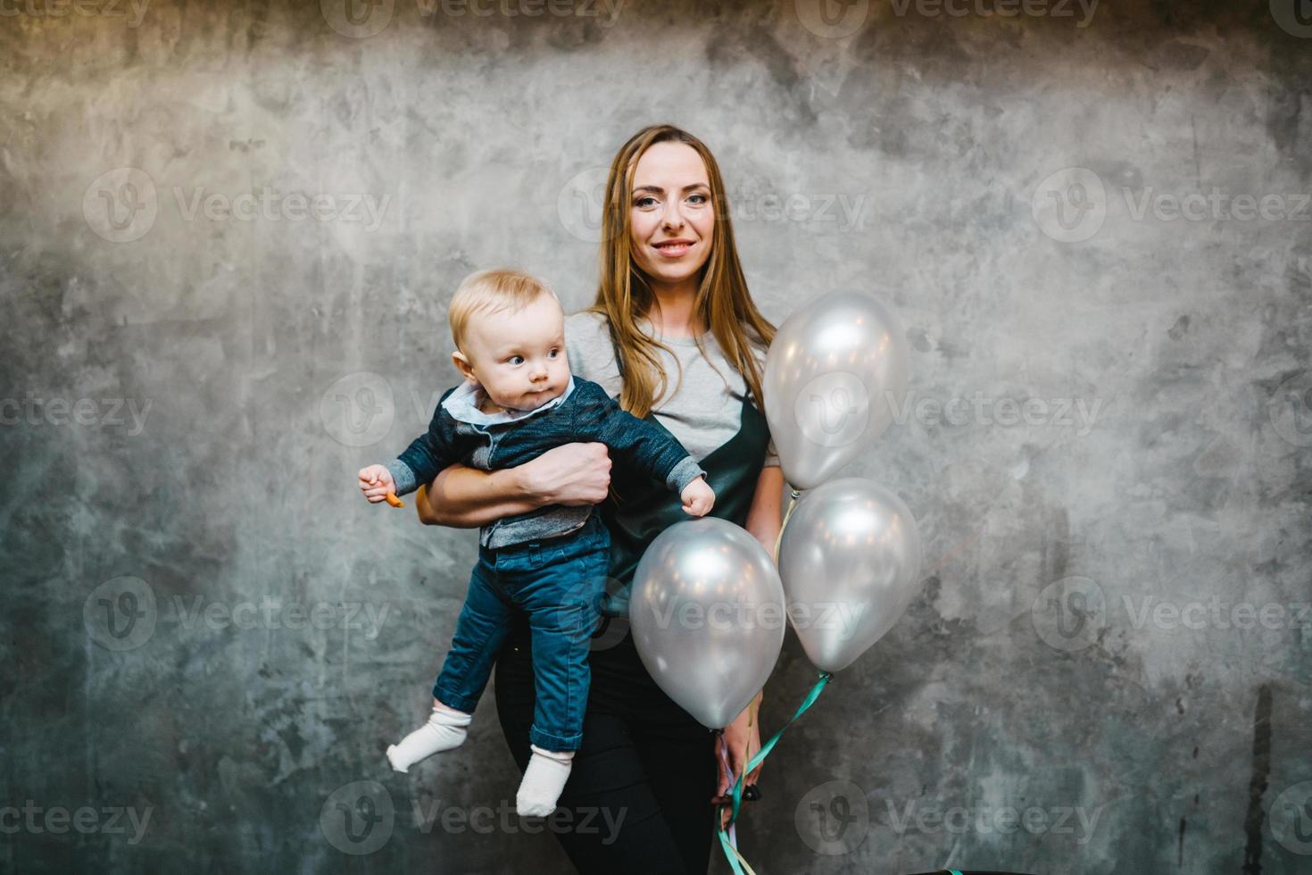 mam is Holding zijn weinig zoon in haar armen foto