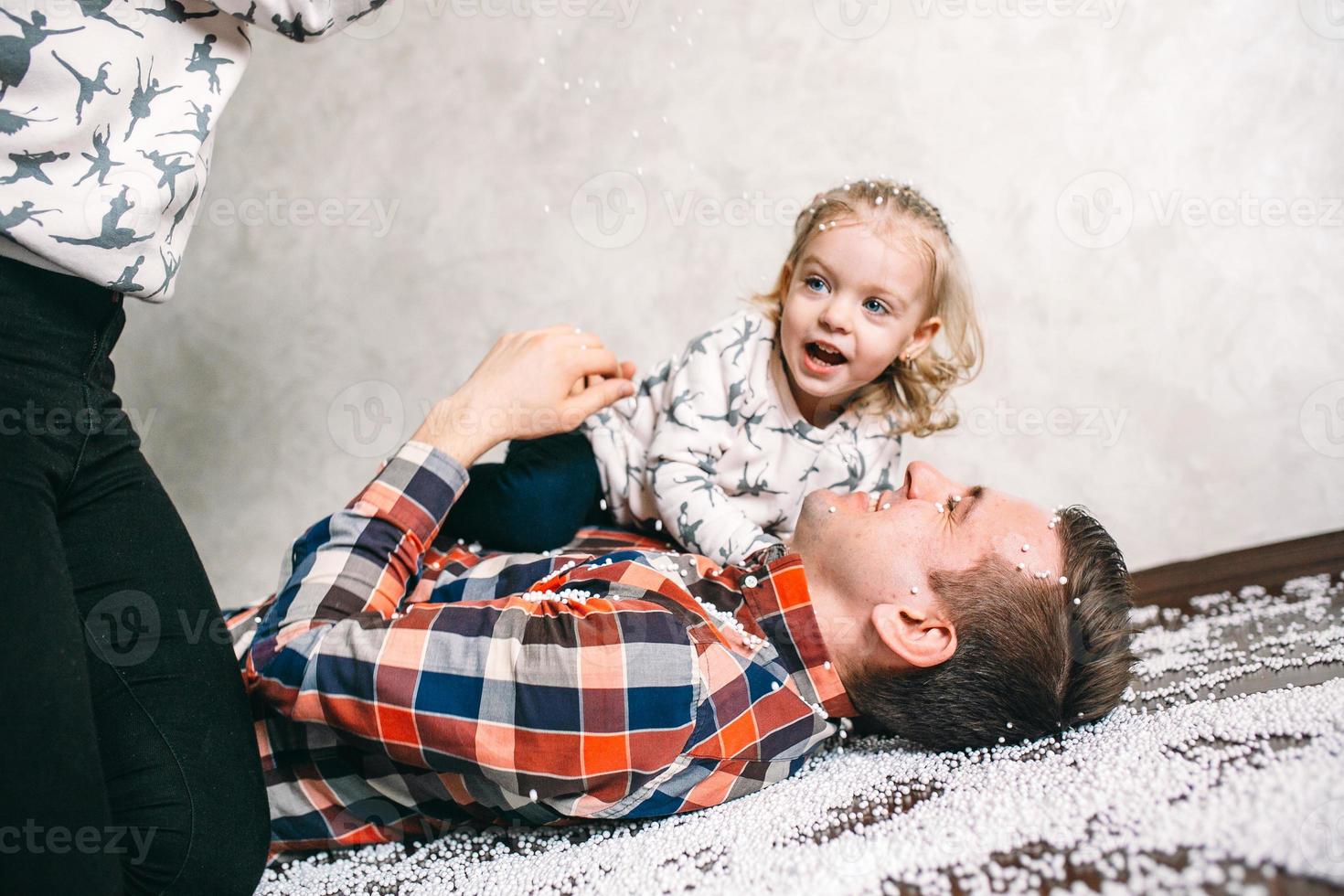 vader Toneelstukken met zijn dochter Aan de verdieping foto