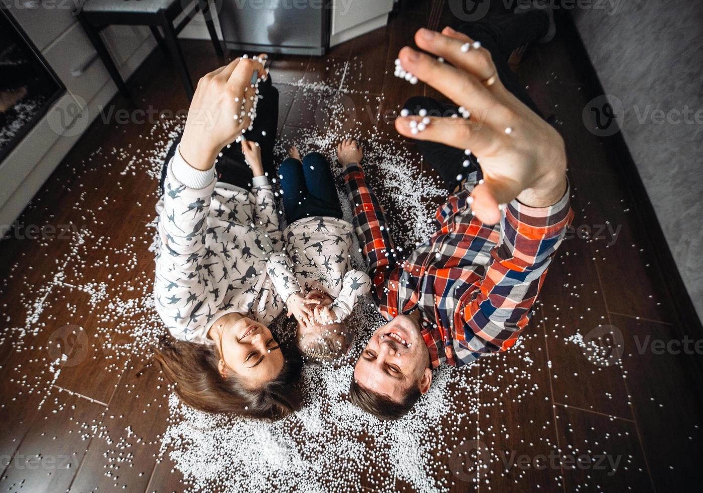 gelukkig familie spelen samen Aan de verdieping foto