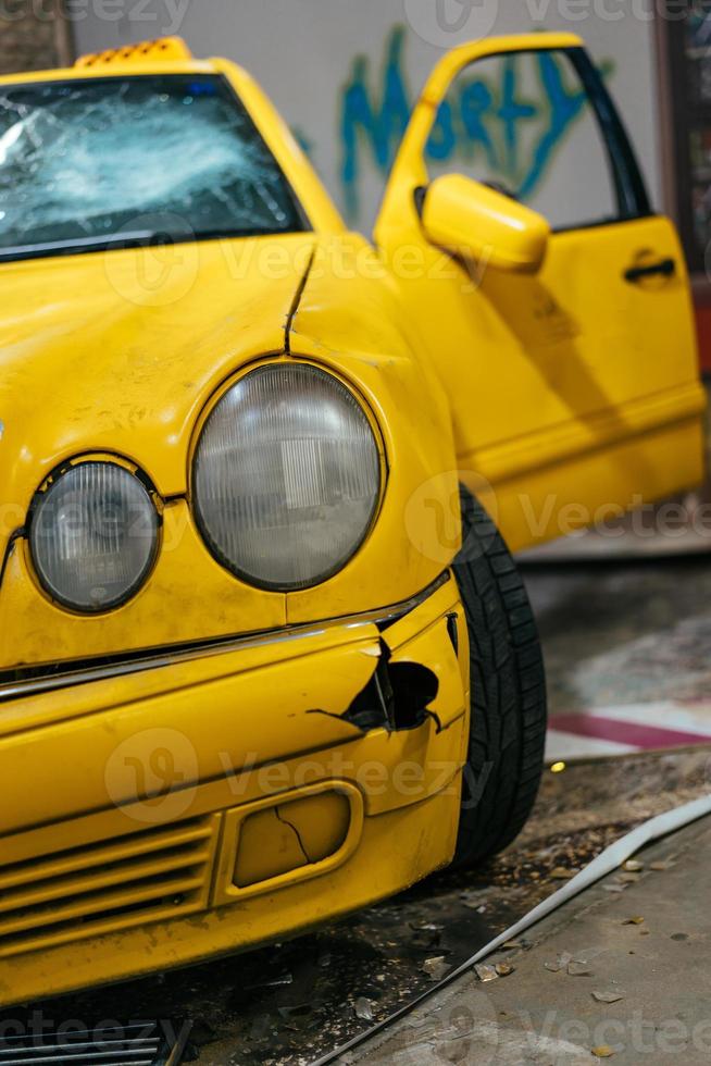 dichtbij omhoog van een geel auto glas schade veroorzaakt door ongeluk. foto