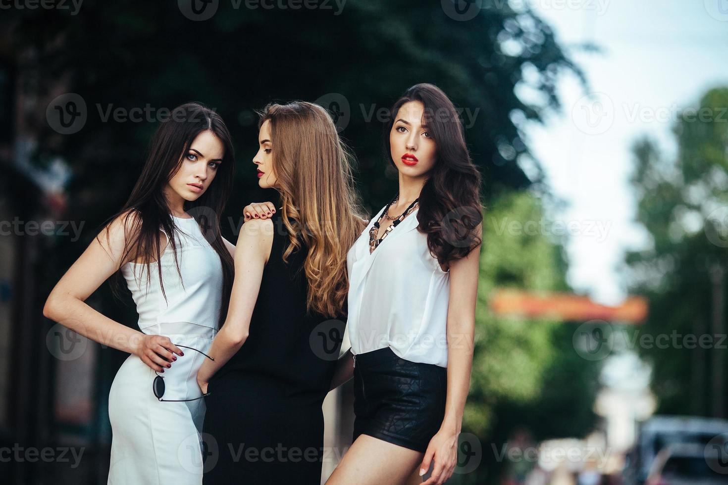mooi meisjes poseren in een stad straat foto