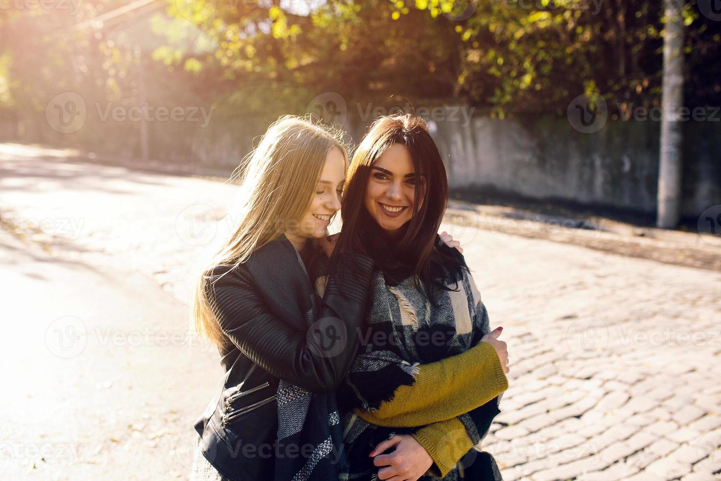 mode meisjes poseren Aan de straat foto