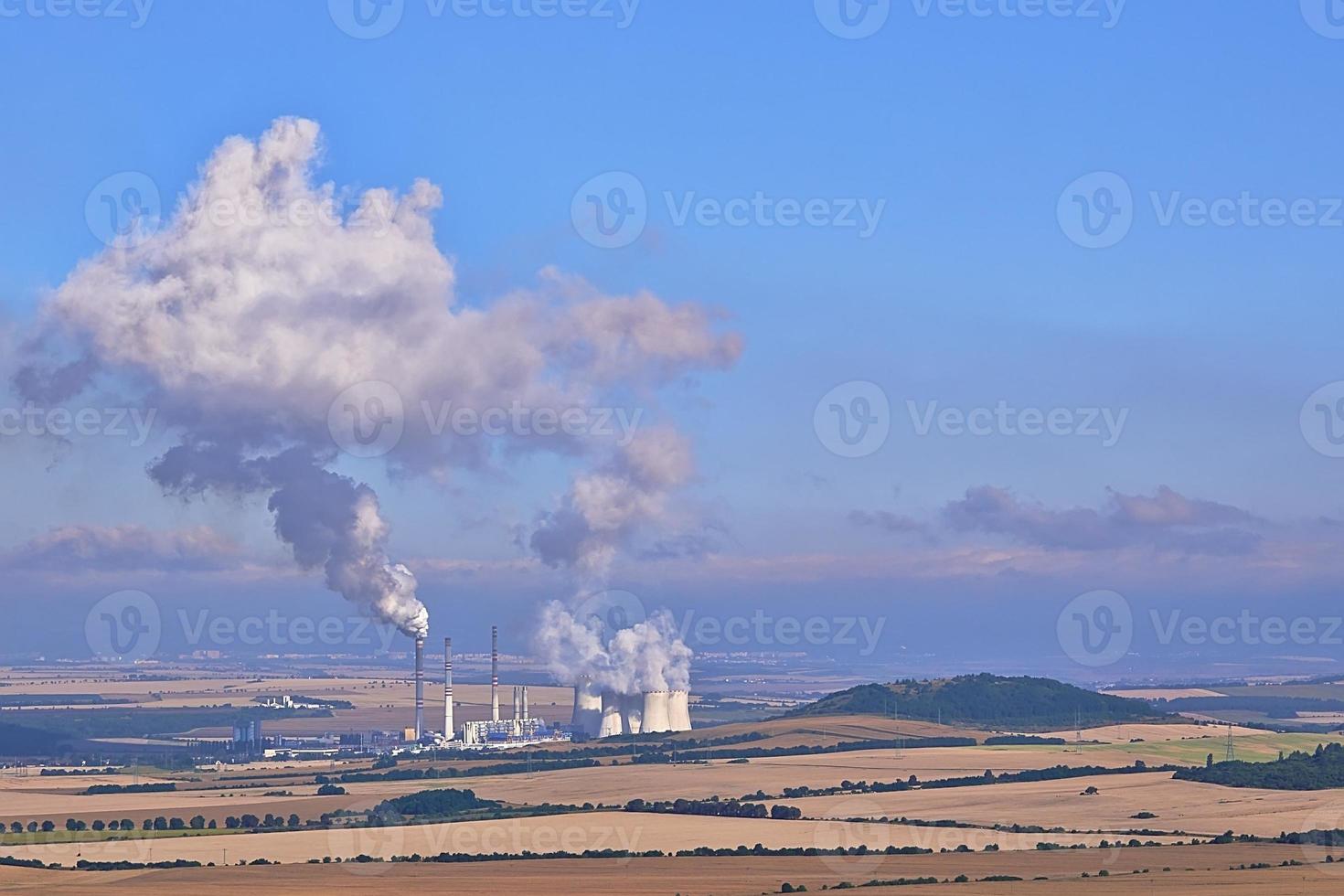 fabriek in de landschap foto