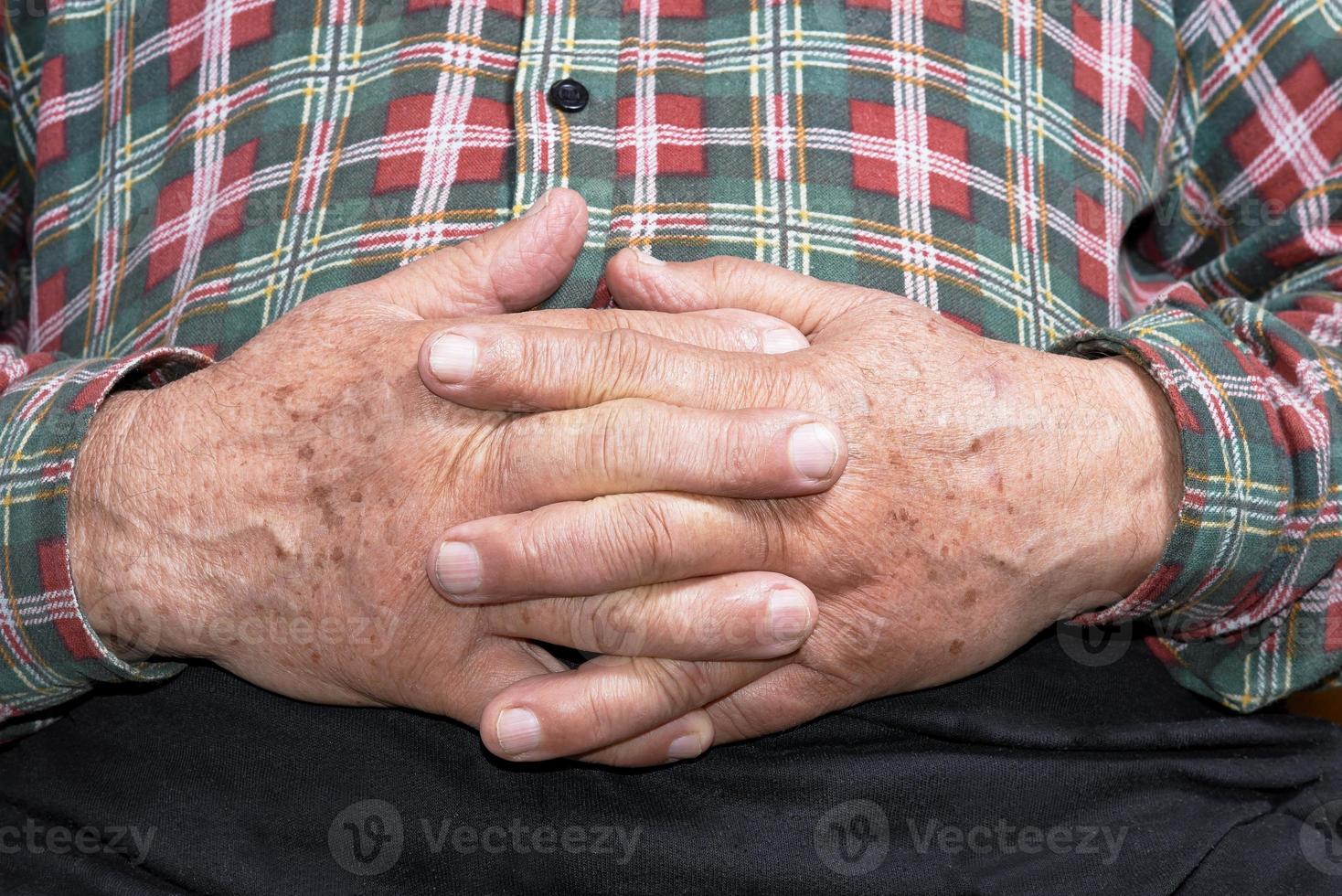 handen van senior foto