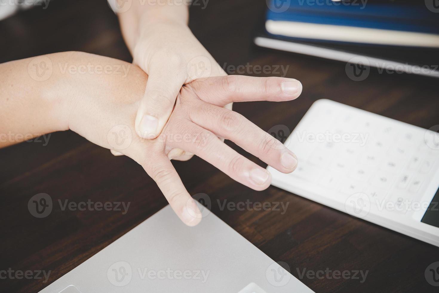 artritis persoon, vinger vrouw pijn van werken in kantoor. concept kantoor syndroom hand- pijn van beroeps ziekte, vrouw hebben pols pijn van gebruik makend van laptop computer, pols pijn. foto