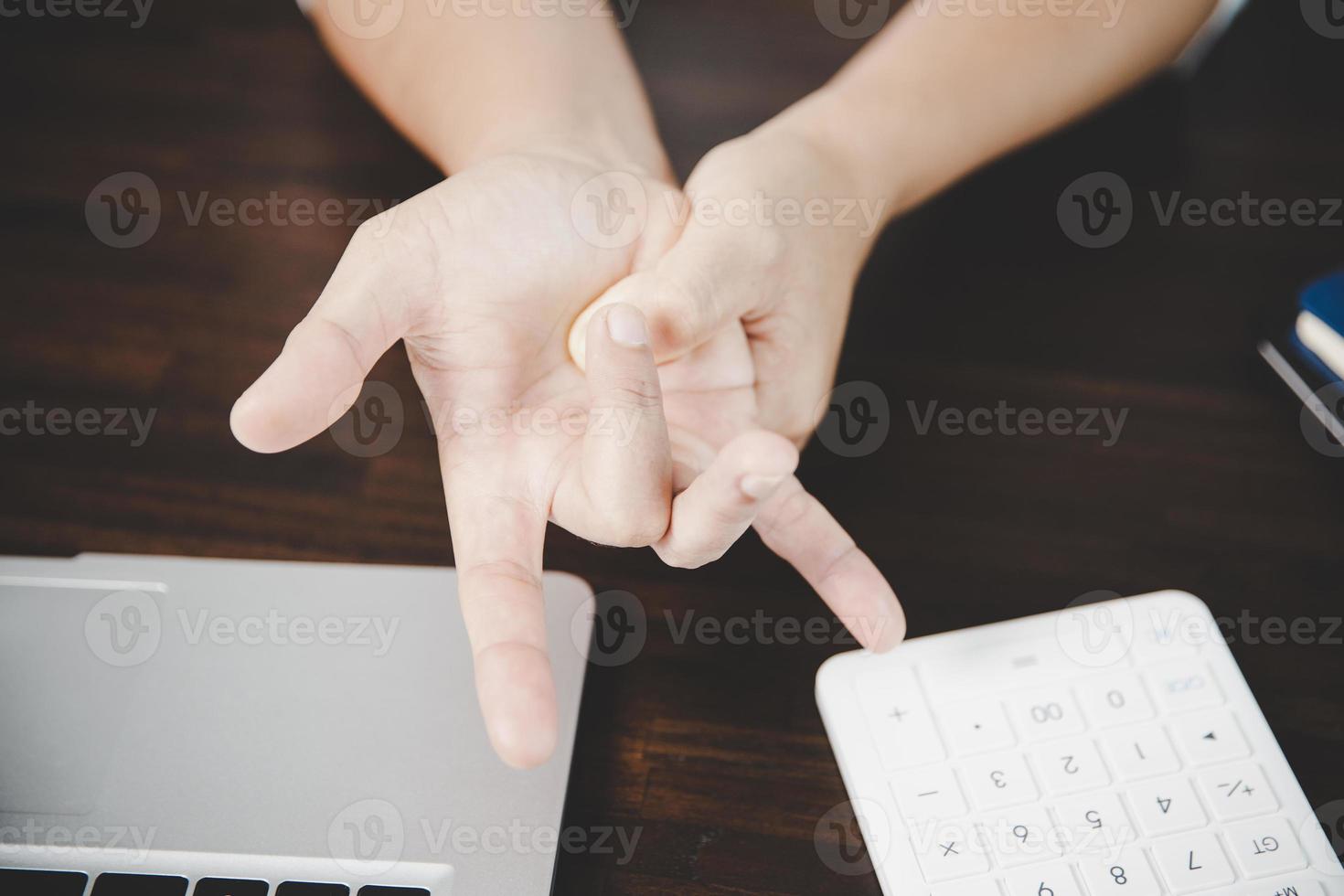 artritis persoon, vinger vrouw pijn van werken in kantoor. concept kantoor syndroom hand- pijn van beroeps ziekte, vrouw hebben pols pijn van gebruik makend van laptop computer, pols pijn. foto