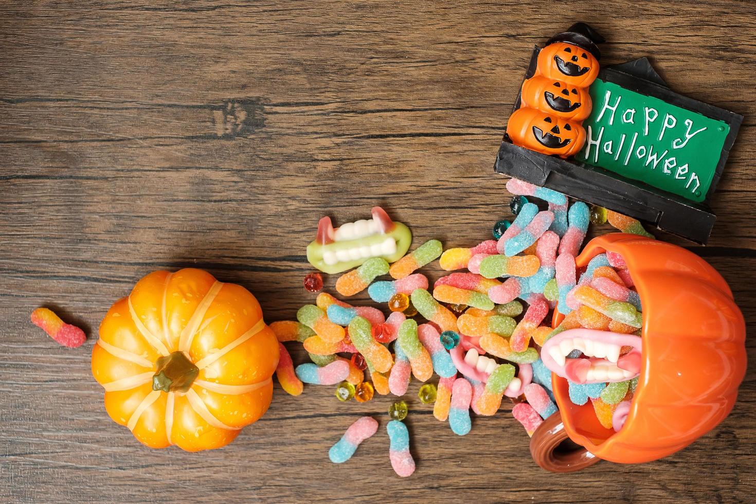 gelukkig halloween dag met geest snoepjes, pompoen, kom en decoratief. truc of bedreiging, Hallo oktober, vallen herfst, feestelijk, partij en vakantie concept foto