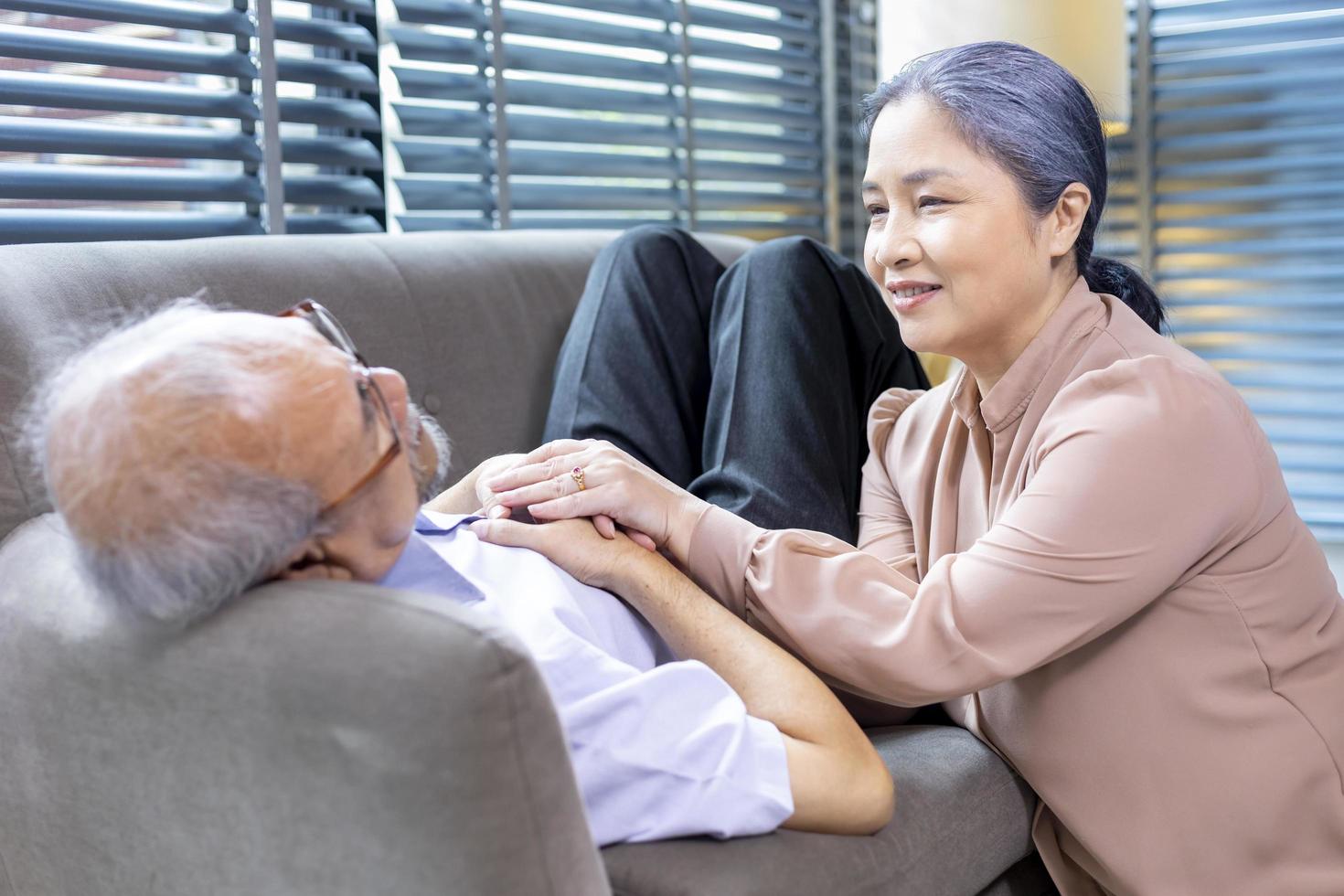 senior Mens is lijden van hart aanval terwijl zijn vrouw is Holding zijn hand- voor sympathie ondersteuning en aanmoediging voor mededogen en condoleance foto