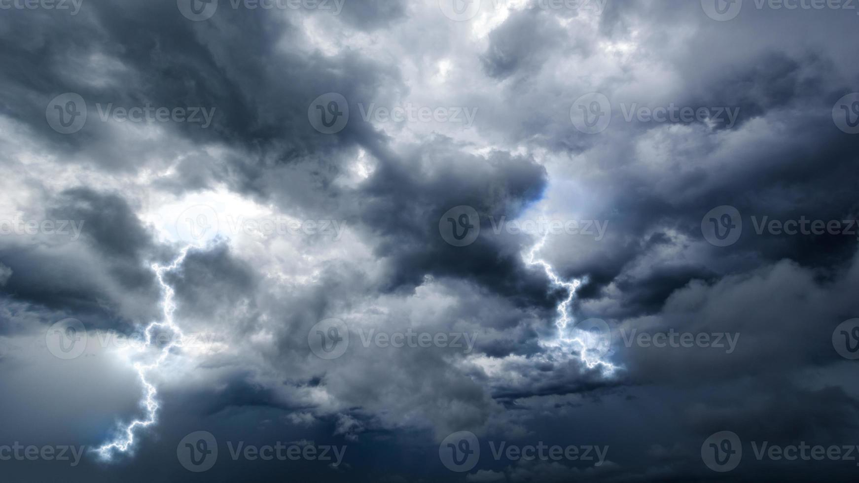 de donkere lucht met zware wolken die samenkomen en een hevige storm voor de regen. slecht weer hemel. foto