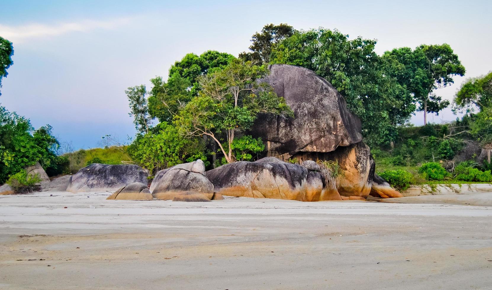 de schoonheid van tanjung tinggi strand, laskar pelangi, belitung, Indonesië foto